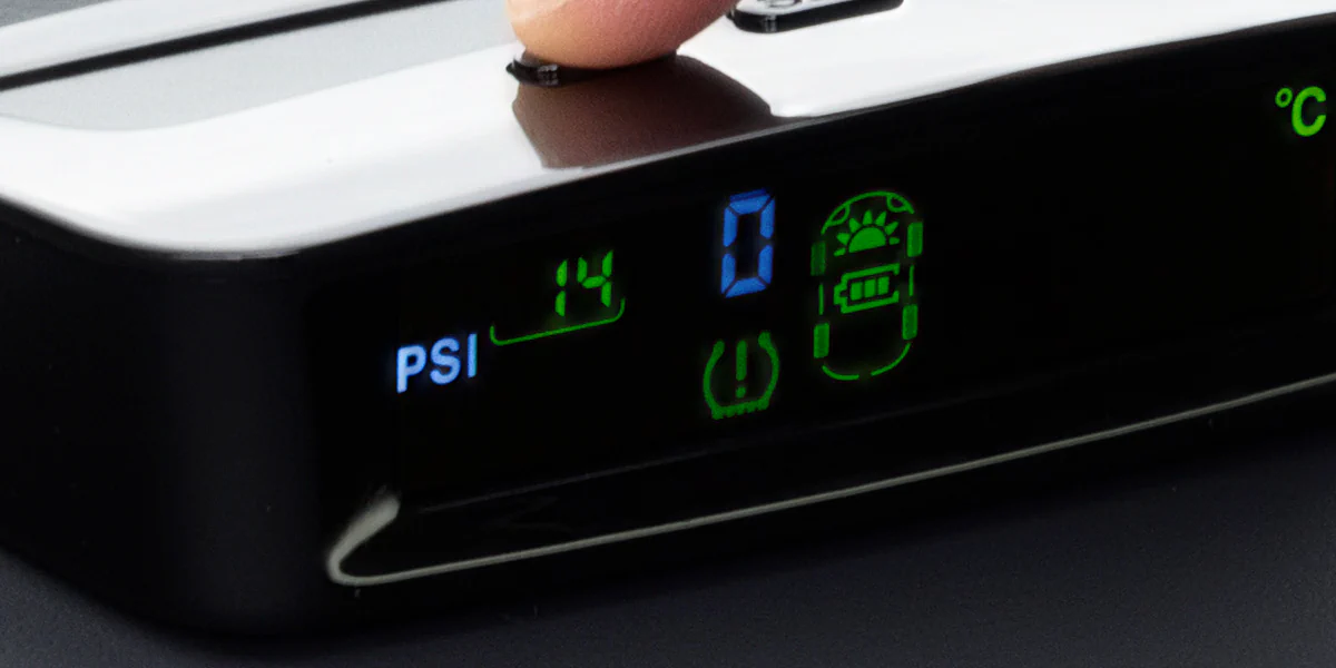 wyświetlacz pokazujący małą ilość powietrza w oponie